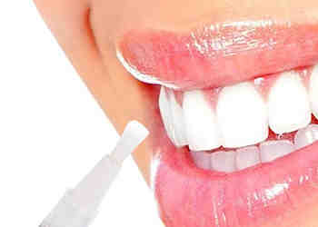 What does a cosmetic dentist do?